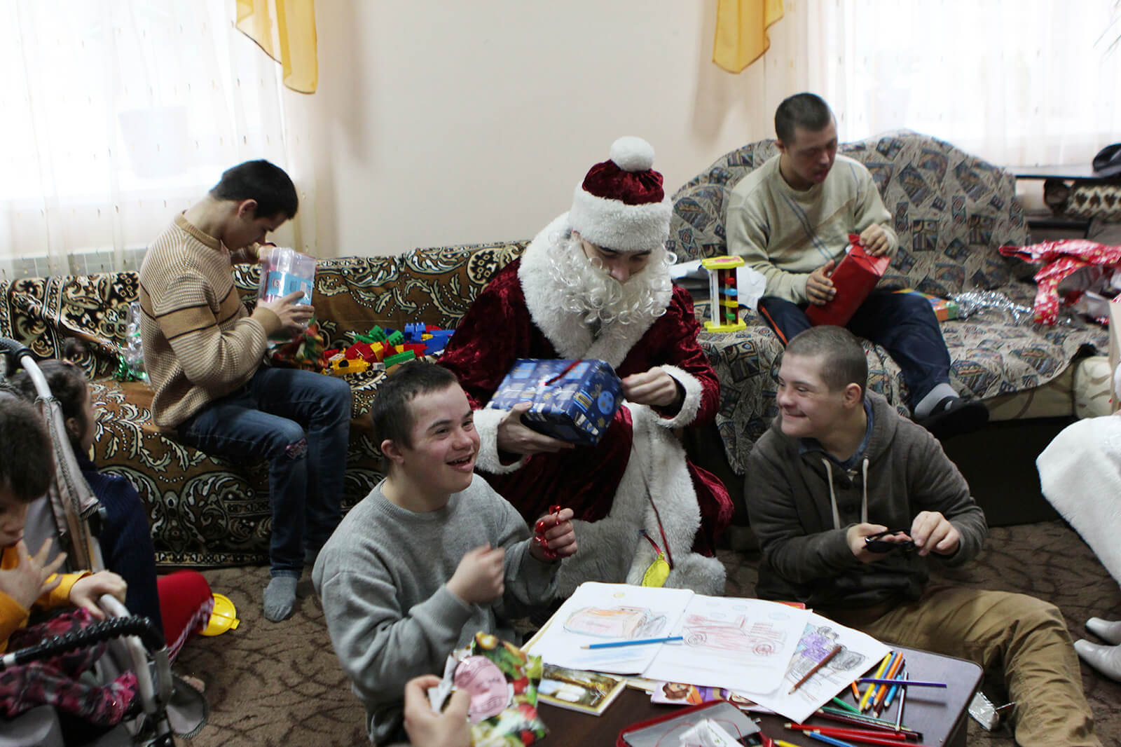 Illuminer Noël pour les enfants : l'équipe Redwerk a rendu visite à des enfants en familles d'accueil, photo 8
