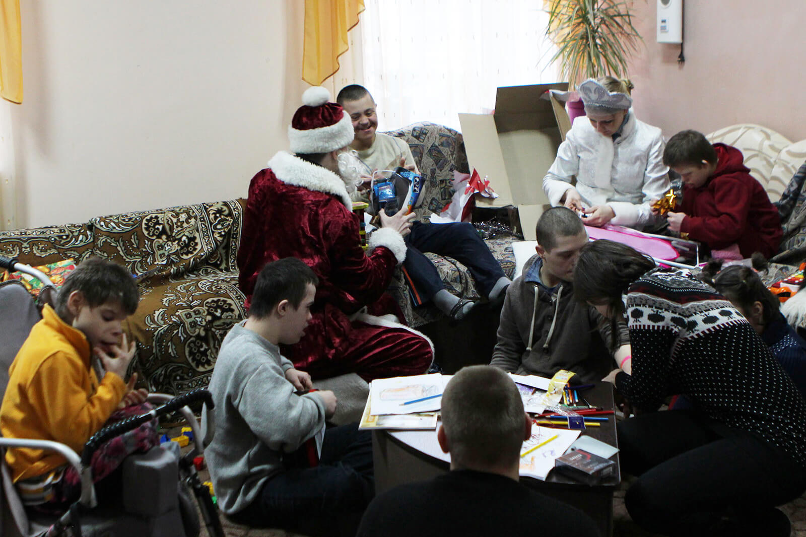 Illuminer Noël pour les enfants : l'équipe Redwerk a rendu visite à des enfants en familles d'accueil, photo 7
