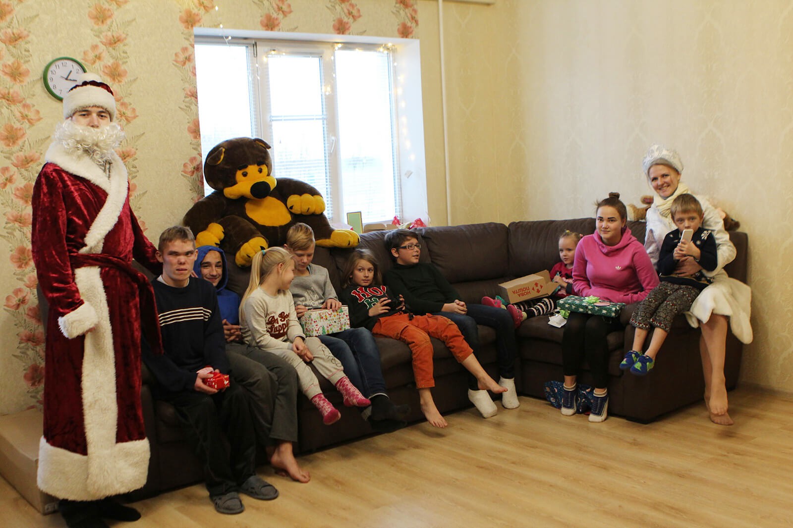 Illuminer Noël pour les enfants : l'équipe Redwerk a rendu visite à des enfants en familles d'accueil, photo 5